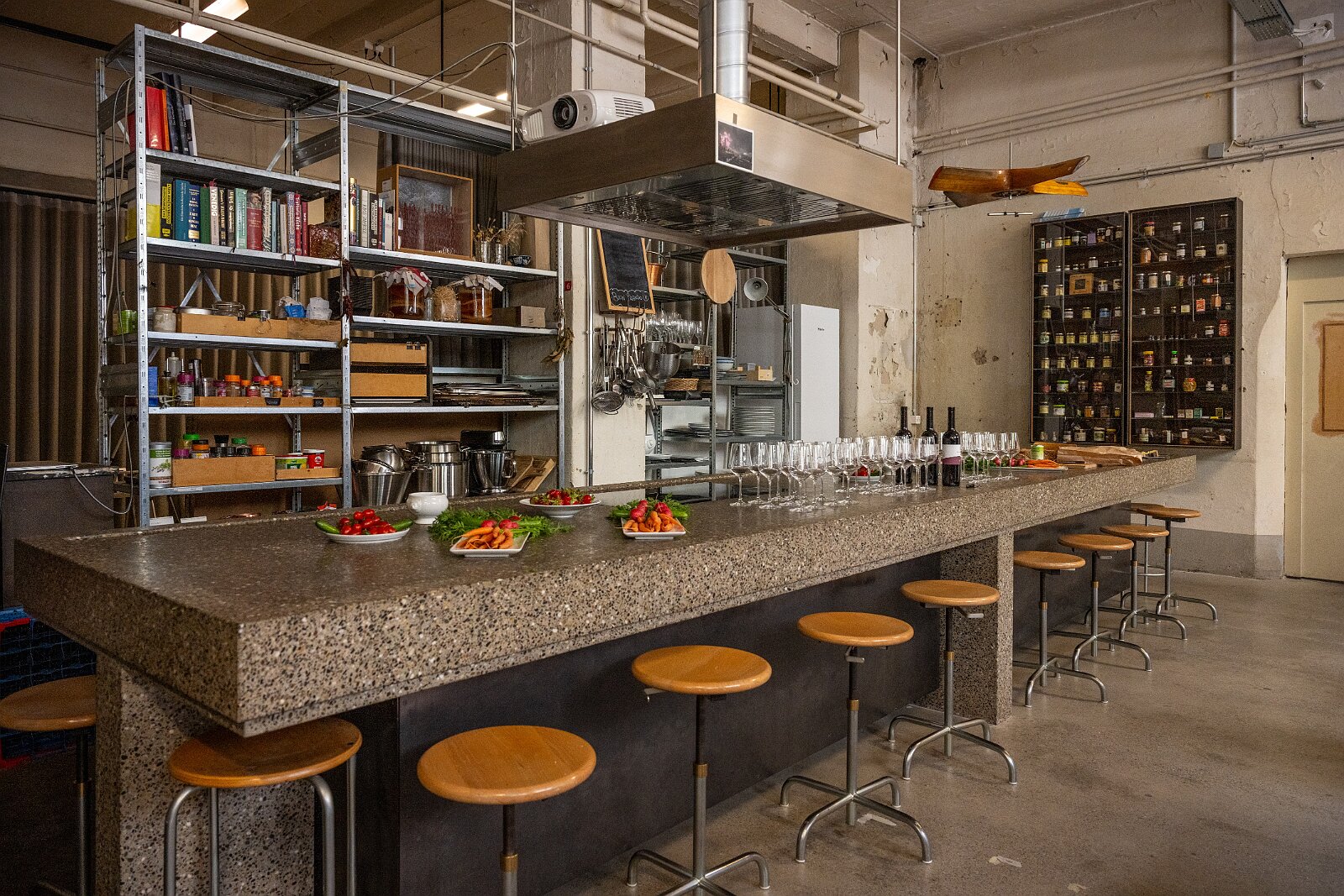 AiI-S Mitgliederversammlung Besichtigung Werk-Bibliothek von Lucius und Annemarie Burckhardt-Wackernagel im Case Studio VOGT, Zürich