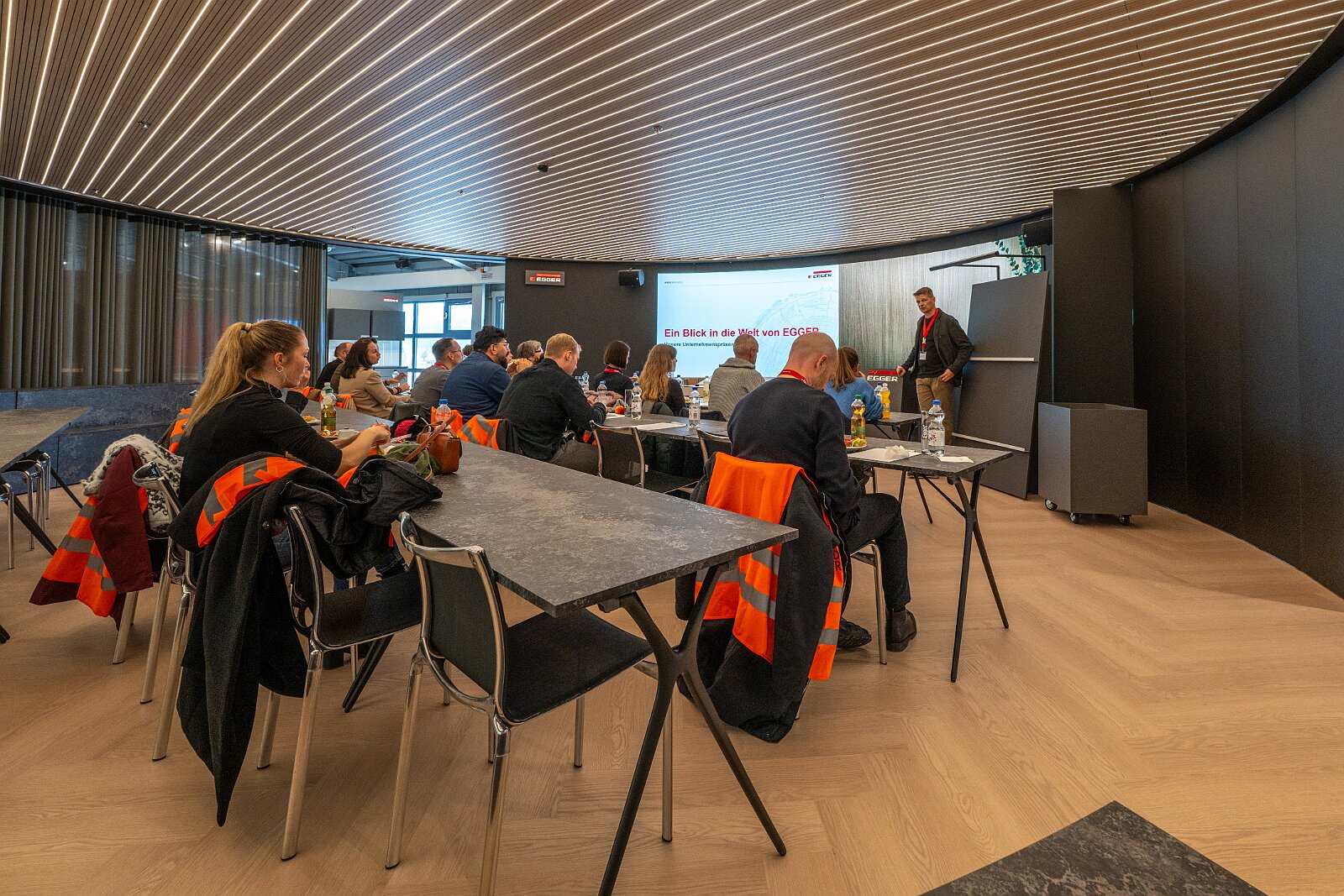 VSI.ASAI. Event bei Fördermitglied Egger Holzwerkstoffe in St. Johann Event bei Fördermitglied Egger Holzwerkstoffe in St. Johann