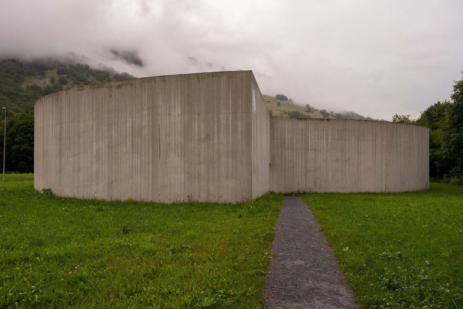 VSI.ASAI. Generalversammlung Flims Besichtigung OGNA von Matias Spescha, Trun. Grösste begehbare Skulptur der Schweiz.
