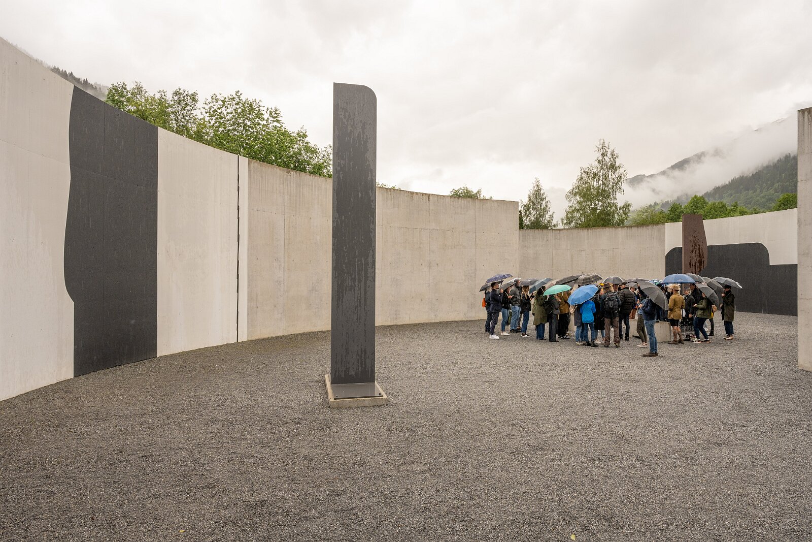 VSI.ASAI. Generalversammlung Flims Besichtigung OGNA von Matias Spescha, Trun. Grösste begehbare Skulptur der Schweiz.