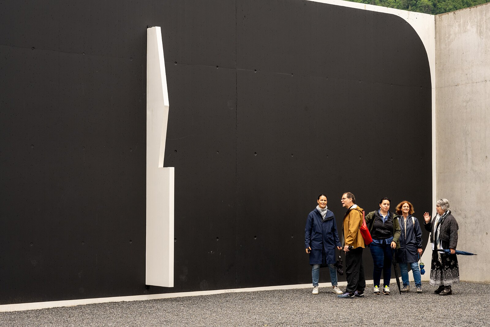VSI.ASAI. Generalversammlung Flims Besichtigung OGNA von Matias Spescha, Trun. Grösste begehbare Skulptur der Schweiz.