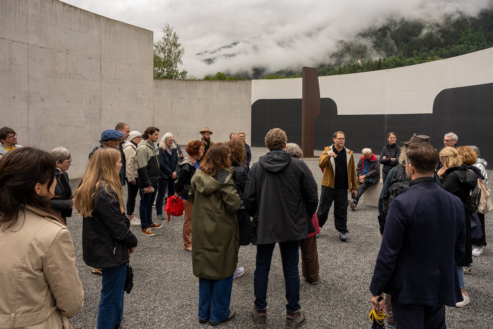 VSI.ASAI. Generalversammlung Flims Besichtigung OGNA von Matias Spescha, Trun. Grösste begehbare Skulptur der Schweiz.
