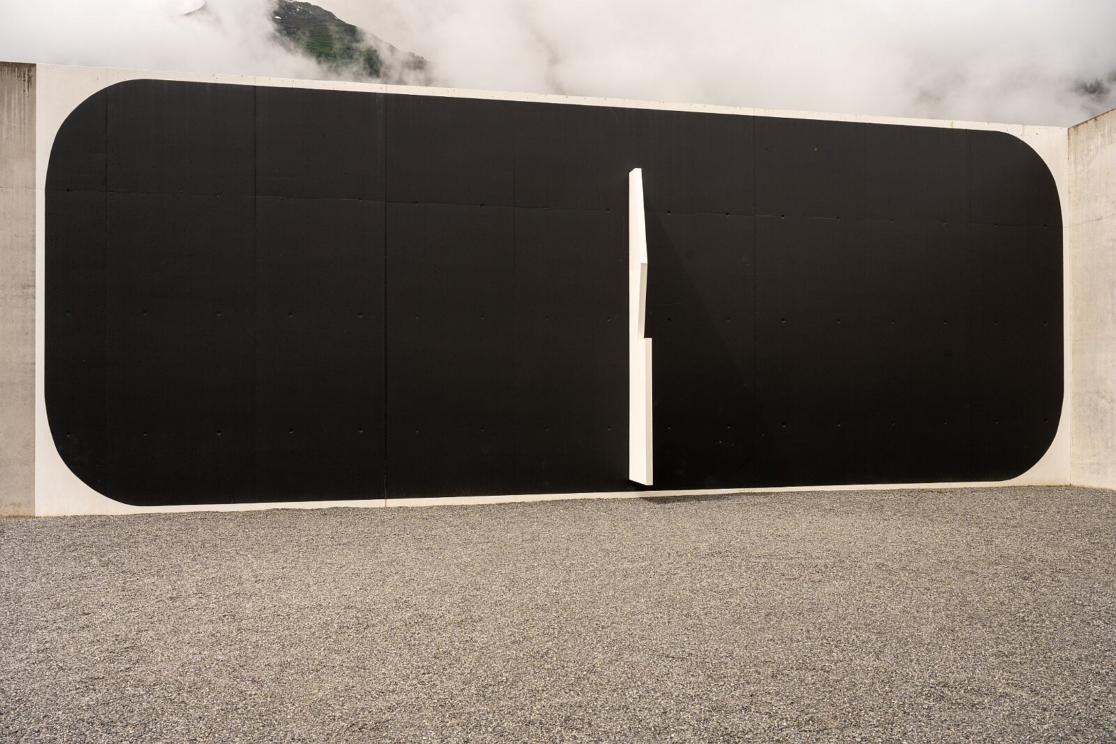 VSI.ASAI. Generalversammlung Flims Besichtigung OGNA von Matias Spescha, Trun. Grösste begehbare Skulptur der Schweiz.