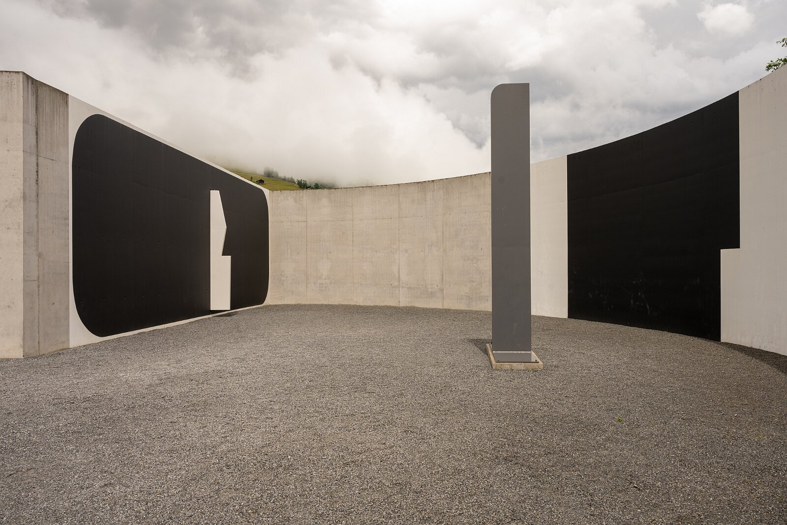 VSI.ASAI. Generalversammlung Flims Besichtigung OGNA von Matias Spescha, Trun. Grösste begehbare Skulptur der Schweiz.