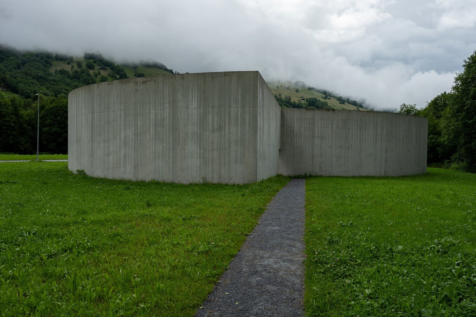 VSI.ASAI. Generalversammlung Flims Besichtigung OGNA von Matias Spescha, Trun. Grösste begehbare Skulptur der Schweiz.
