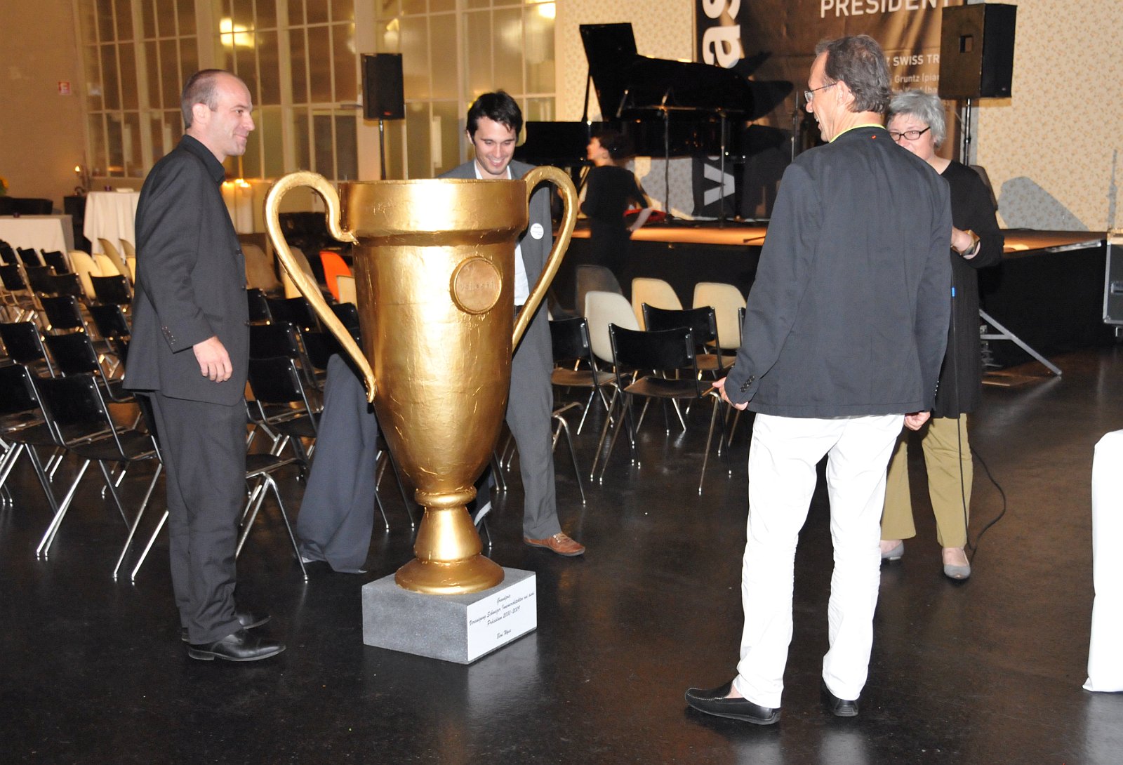 VSI.ASAI. Rahmenprogramm 19. Juni 2009 Verdankung an unseren Präsidenten im Restaurant eoipso in Basel. Er übergibt das Zepter am 20. Juni 2009 seinem Nachfolger. Herzlichen Dank für Deine tolle Arbeit und den wunderbaren Abschiedsabend.