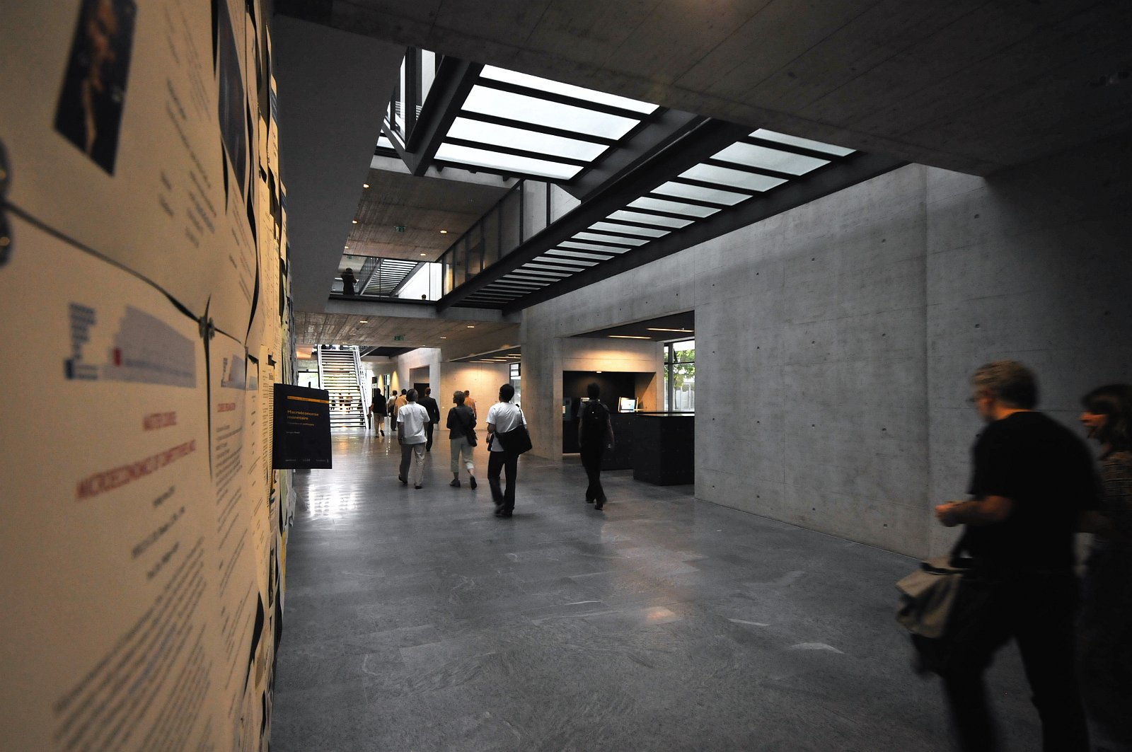 VSI.ASAI. - 67. Generalversammlung in Fribourg Spaziergang durch das Pérolles-Quartier unter der Führung von Robert Walker, Architekt und Architekturhistoriker (Er ist auch der Erfinder der Foto-Viewer Idee von Fribourg). War ein tolles Erlebnis wie man mit einfachen Mittel darstellen kann, wie sich ein Stadt der Zeit anpasst.