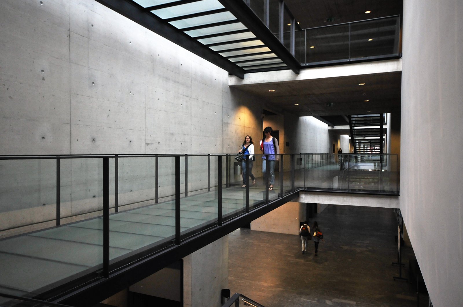 VSI.ASAI. - 67. Generalversammlung in Fribourg Spaziergang durch das Pérolles-Quartier unter der Führung von Robert Walker, Architekt und Architekturhistoriker (Er ist auch der Erfinder der Foto-Viewer Idee von Fribourg). War ein tolles Erlebnis wie man mit einfachen Mittel darstellen kann, wie sich ein Stadt der Zeit anpasst.