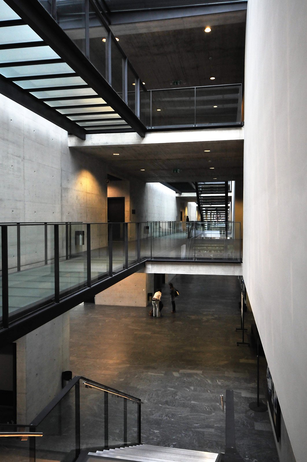 VSI.ASAI. - 67. Generalversammlung in Fribourg Spaziergang durch das Pérolles-Quartier unter der Führung von Robert Walker, Architekt und Architekturhistoriker (Er ist auch der Erfinder der Foto-Viewer Idee von Fribourg). War ein tolles Erlebnis wie man mit einfachen Mittel darstellen kann, wie sich ein Stadt der Zeit anpasst.