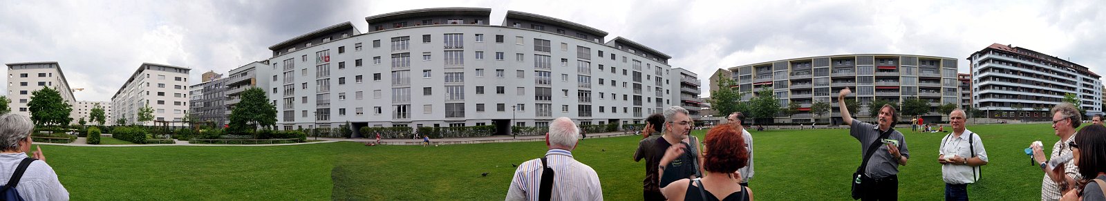 VSI.ASAI. - 67. Generalversammlung in Fribourg Spaziergang durch das Pérolles-Quartier unter der Führung von Robert Walker, Architekt und Architekturhistoriker (Er ist auch der Erfinder der Foto-Viewer Idee von Fribourg). War ein tolles Erlebnis wie man mit einfachen Mittel darstellen kann, wie sich ein Stadt der Zeit anpasst.