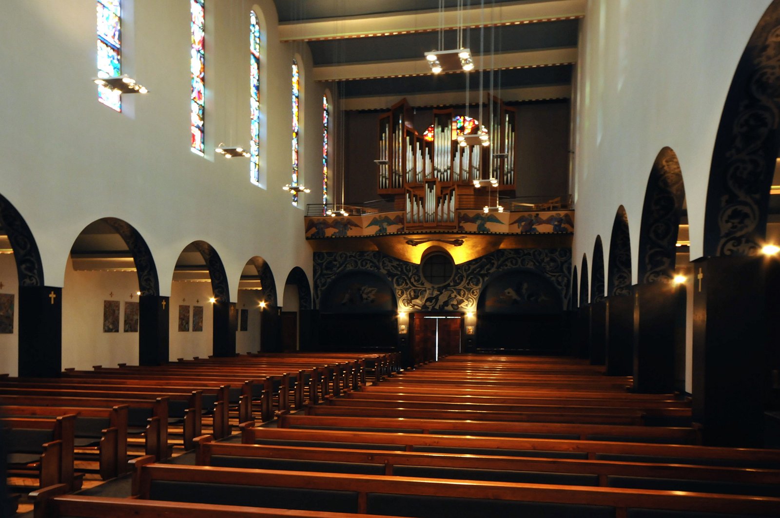 VSI.ASAI. - 67. Generalversammlung in Fribourg Unter Führung von Architekt J.M. Ruffieux erleben wir die St. Pierre Kirche.