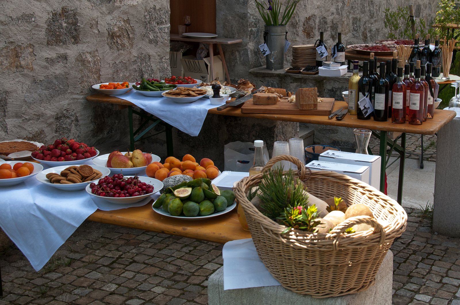 VSI.ASAI GV 28./29. Juni 2013 Reichhaltiges Buffet mit Nahrungsmittel aus der direkten Umgebung. Organisiert und offeriert von Sabine Dreher und Matthias Buser. Herzlichen Dank an die Gönner.