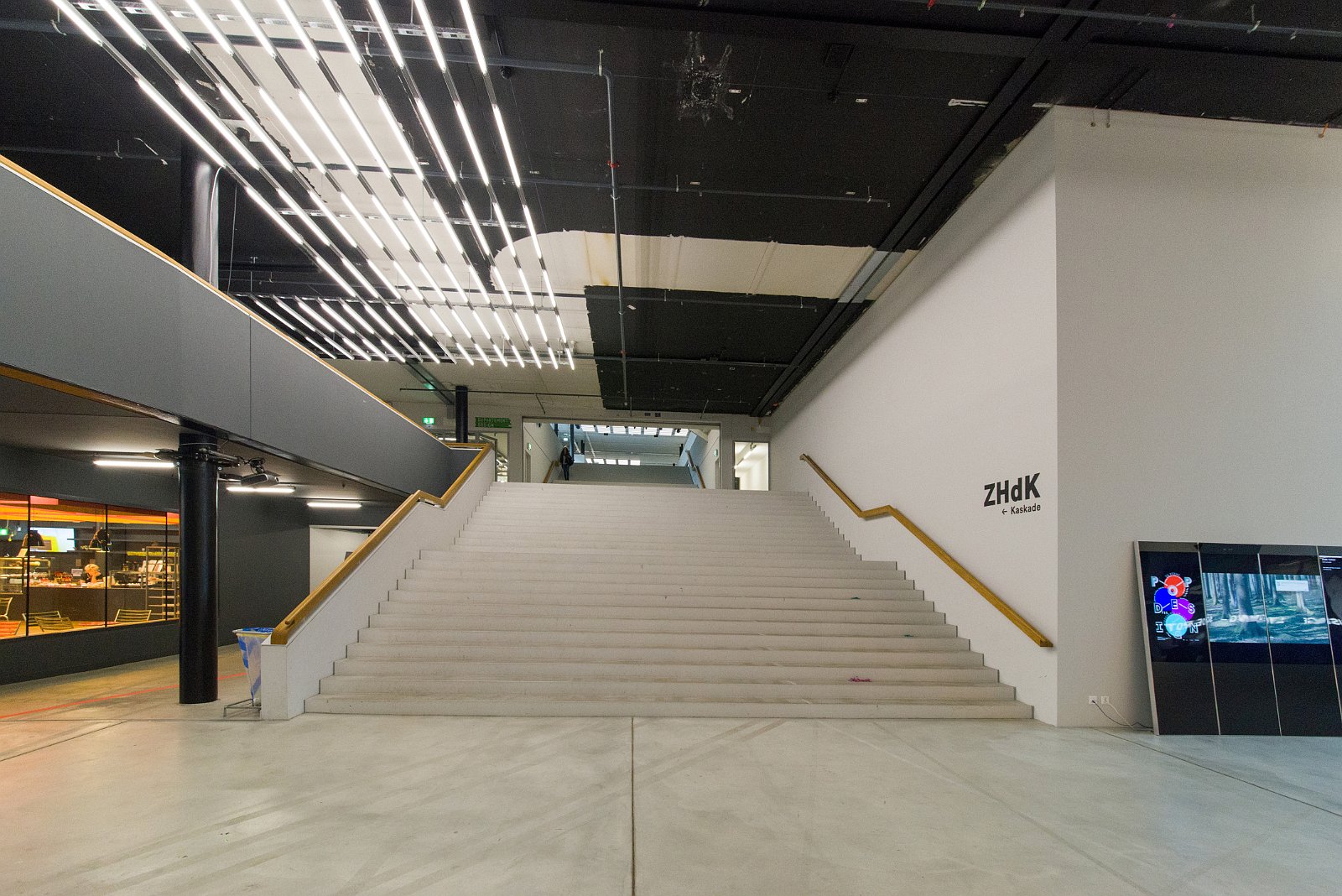 Toni Areal Zürich | Foyer Treppe Besichtigung Toni-Areal Zürich. Zürcher Hochschule der Künste. www.zhdk.ch