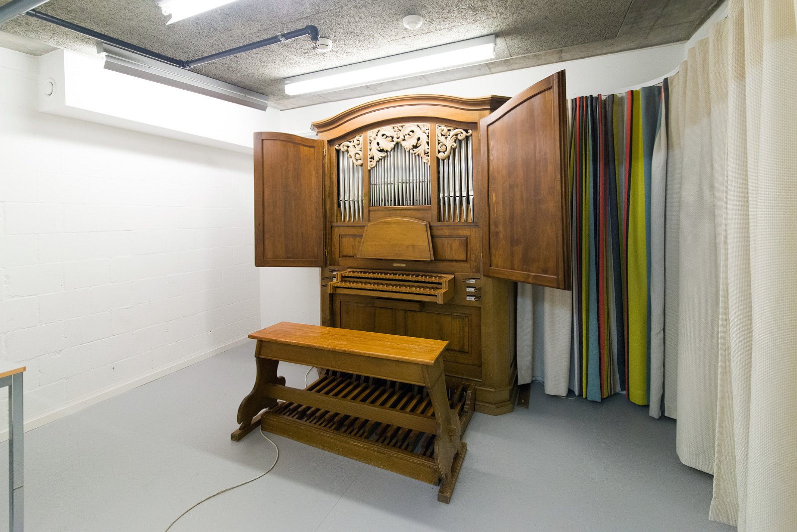 Toni Areal Zürich | Musikuebungszimmer mit Orgel Besichtigung Toni-Areal Zürich. Zürcher Hochschule der Künste.