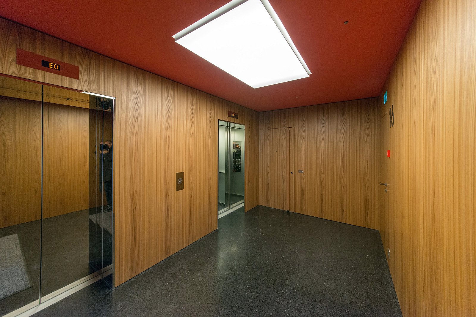 VSI.ASAI | Rundgang im Löwenbräu-Areal Zürich Rundgang und Führung im Löwenbräu-Areal Zürich. Führung durch Stephan Hürlemann, Partner Studio Hannes Wettstein AG und Volker Mencke, Projektleiter Gigon/Guyer Architekten.