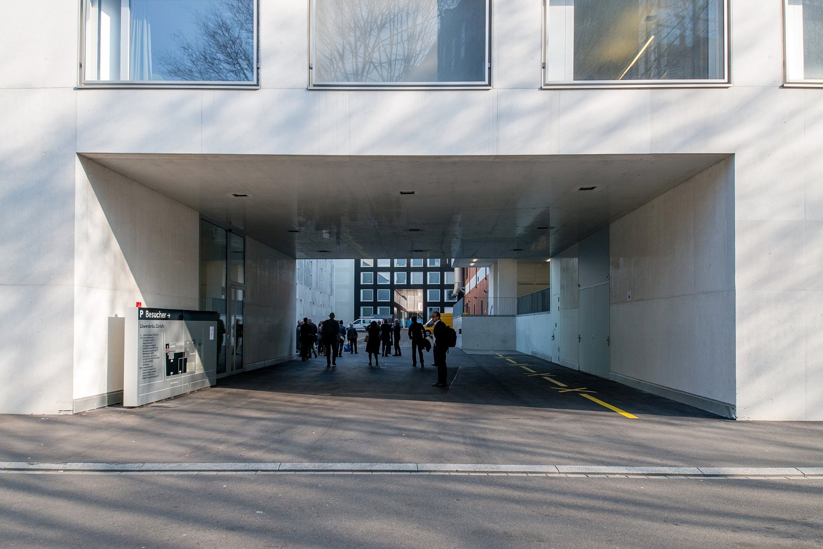 VSI.ASAI | Rundgang im Löwenbräu-Areal Zürich Rundgang und Führung im Löwenbräu-Areal Zürich. Führung durch Stephan Hürlemann, Partner Studio Hannes Wettstein AG und Volker Mencke, Projektleiter Gigon/Guyer Architekten.