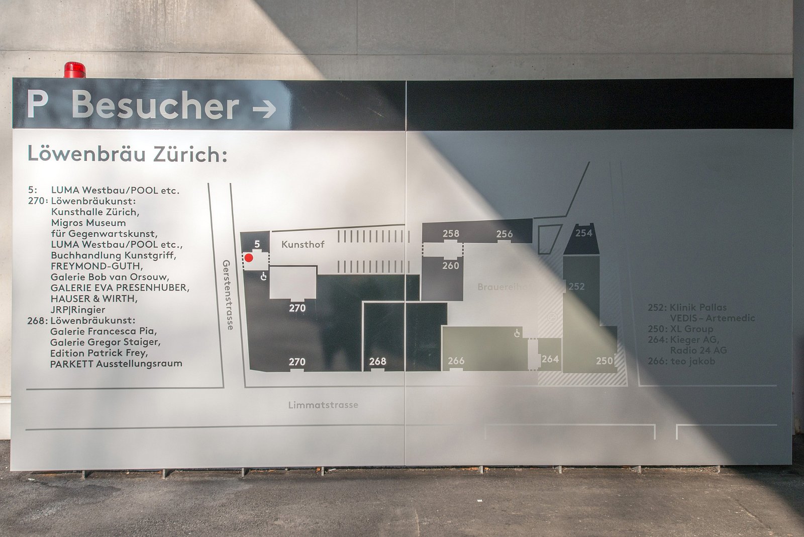 VSI.ASAI | Rundgang im Löwenbräu-Areal Zürich Rundgang und Führung im Löwenbräu-Areal Zürich. Führung durch Stephan Hürlemann, Partner Studio Hannes Wettstein AG und Volker Mencke, Projektleiter Gigon/Guyer Architekten.