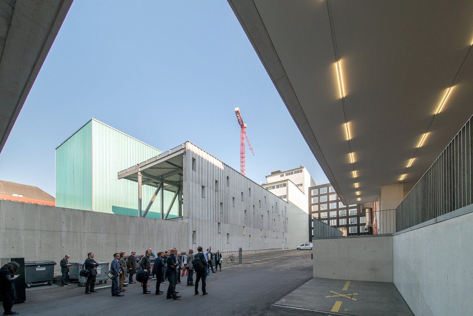 VSI.ASAI | Rundgang im Löwenbräu-Areal Zürich Rundgang und Führung im Löwenbräu-Areal Zürich. Führung durch Stephan Hürlemann, Partner Studio Hannes Wettstein AG und Volker Mencke, Projektleiter Gigon/Guyer Architekten.