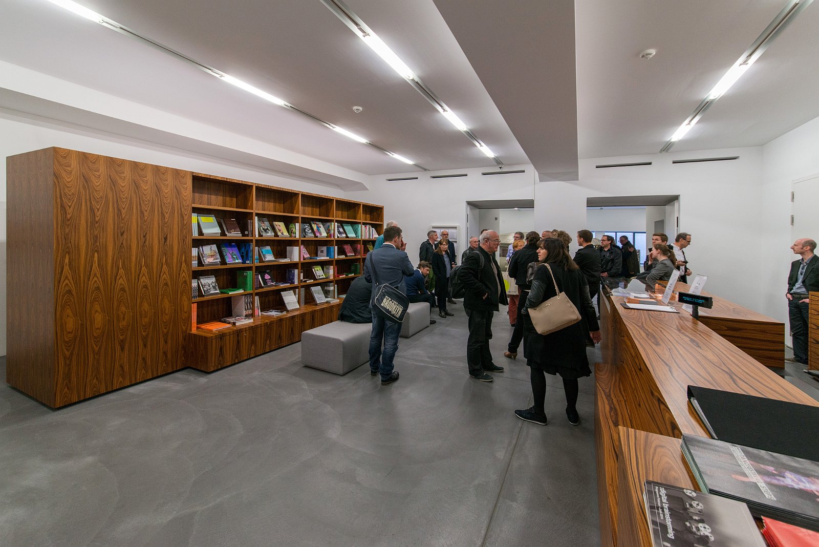 VSI.ASAI | Rundgang im Löwenbräu-Areal Zürich Rundgang und Führung im Löwenbräu-Areal Zürich. Führung durch Stephan Hürlemann, Partner Studio Hannes Wettstein AG und Volker Mencke, Projektleiter Gigon/Guyer Architekten.