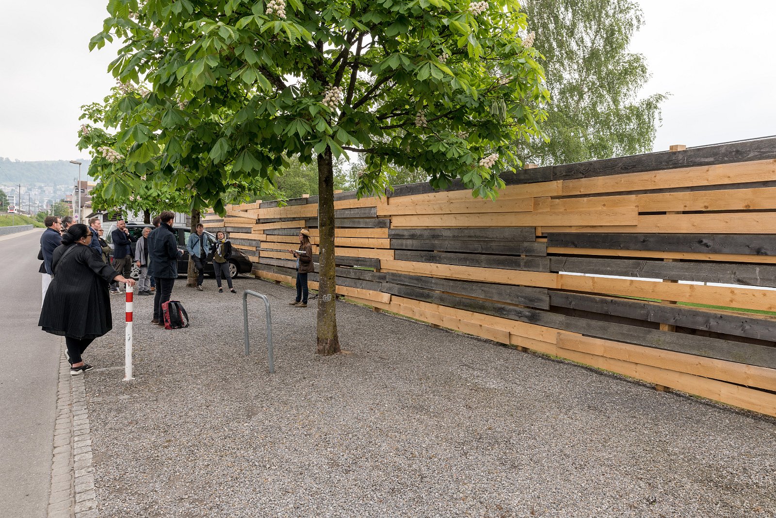Zaun von Tadashi Kawamata am Zugersee Switzerland 