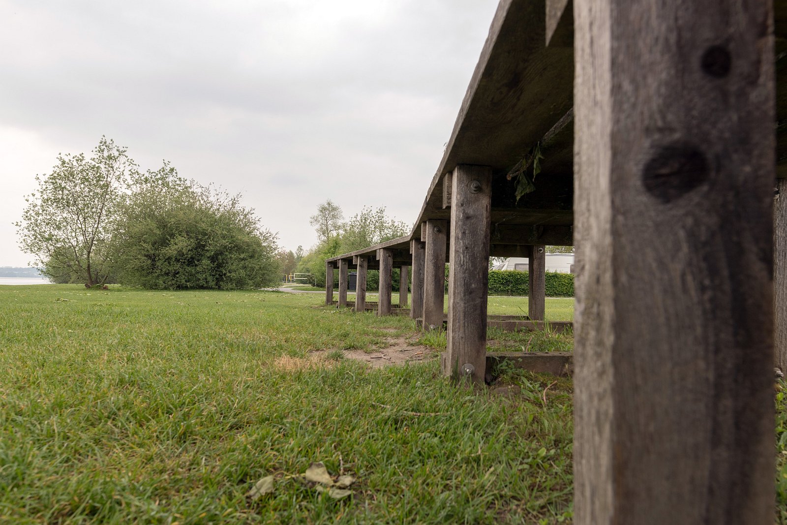 Sitzbank von Tadashi Kawamata am Zugersee Switzerland 